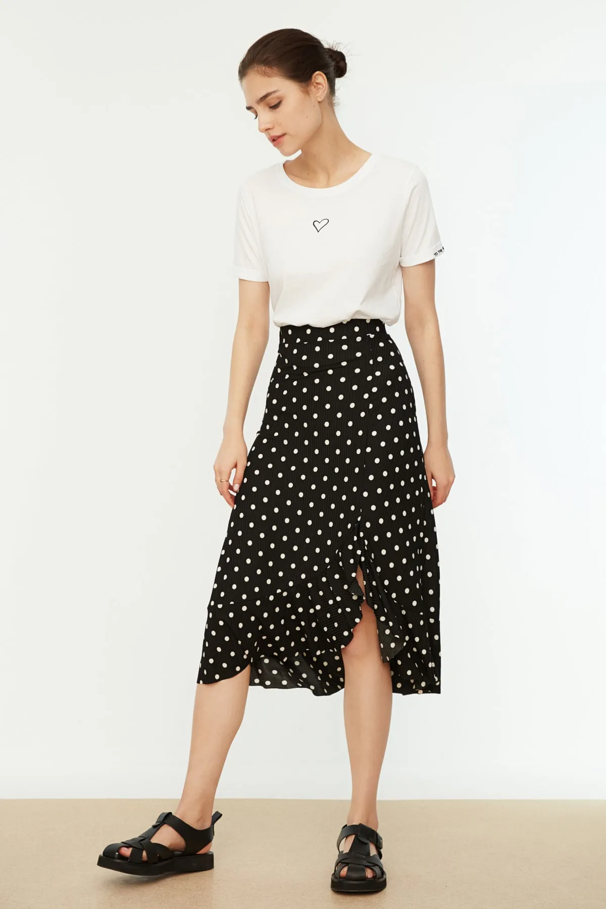 Trendyol Collection  Schwarzer Midi-Stretch-Strickrock mit hohem Bund und Tupfenmuster, Raffung und Volant TWOSS21ET0029
