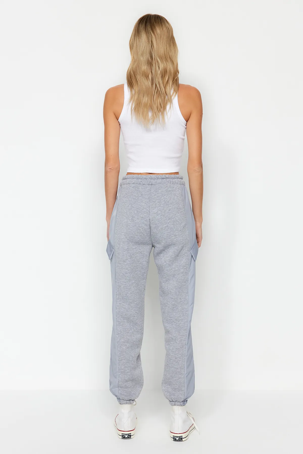 Trendyol Collection  Graue, lockere Jogginghose mit Fallschirmtaschen und dickem Fleece innen, gestrickte Jogginghose TWOAW24EA00003
