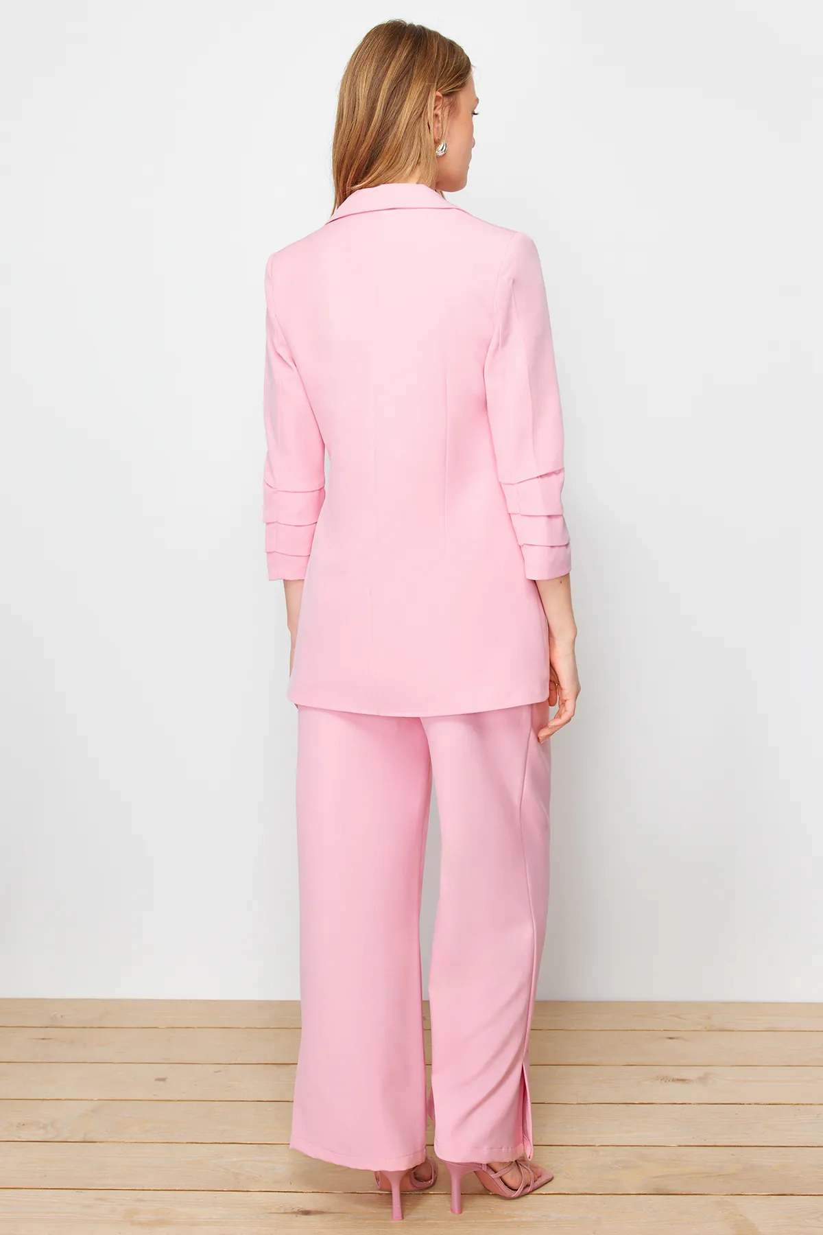 Trendyol Modest  Rosa Set aus Jacke, Hose und Oberteil aus Krepp mit Perlendetails TCTSS24US00011