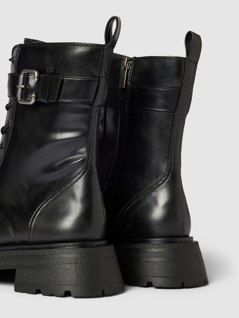 Boots mit Schnürung und profilierter Sohle in schwarz