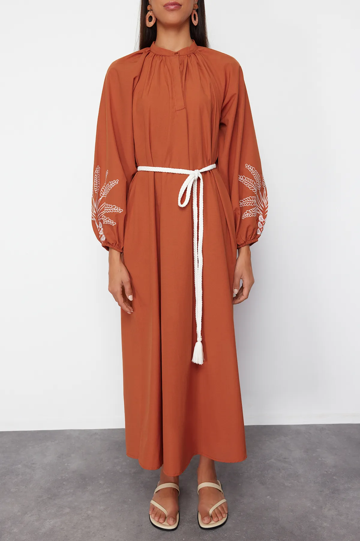 Trendyol Modest  Zimtfarbenes, ungefüttertes, besticktes / besticktes, gewebtes Hijab-Kleid aus Terrycotton TCTSS24EB00213