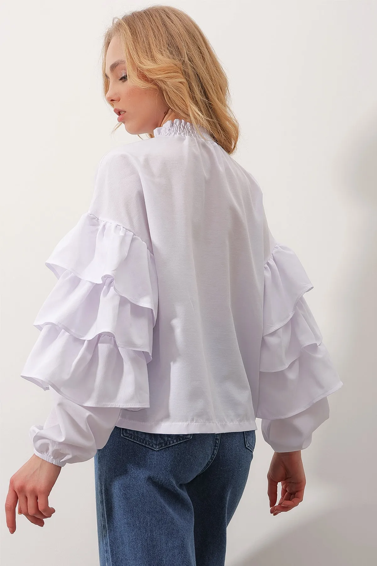 Trend Alaçatı Stili  Weiße Damenbluse aus Webstoff mit Rollkragen und Volants ALC-X9762