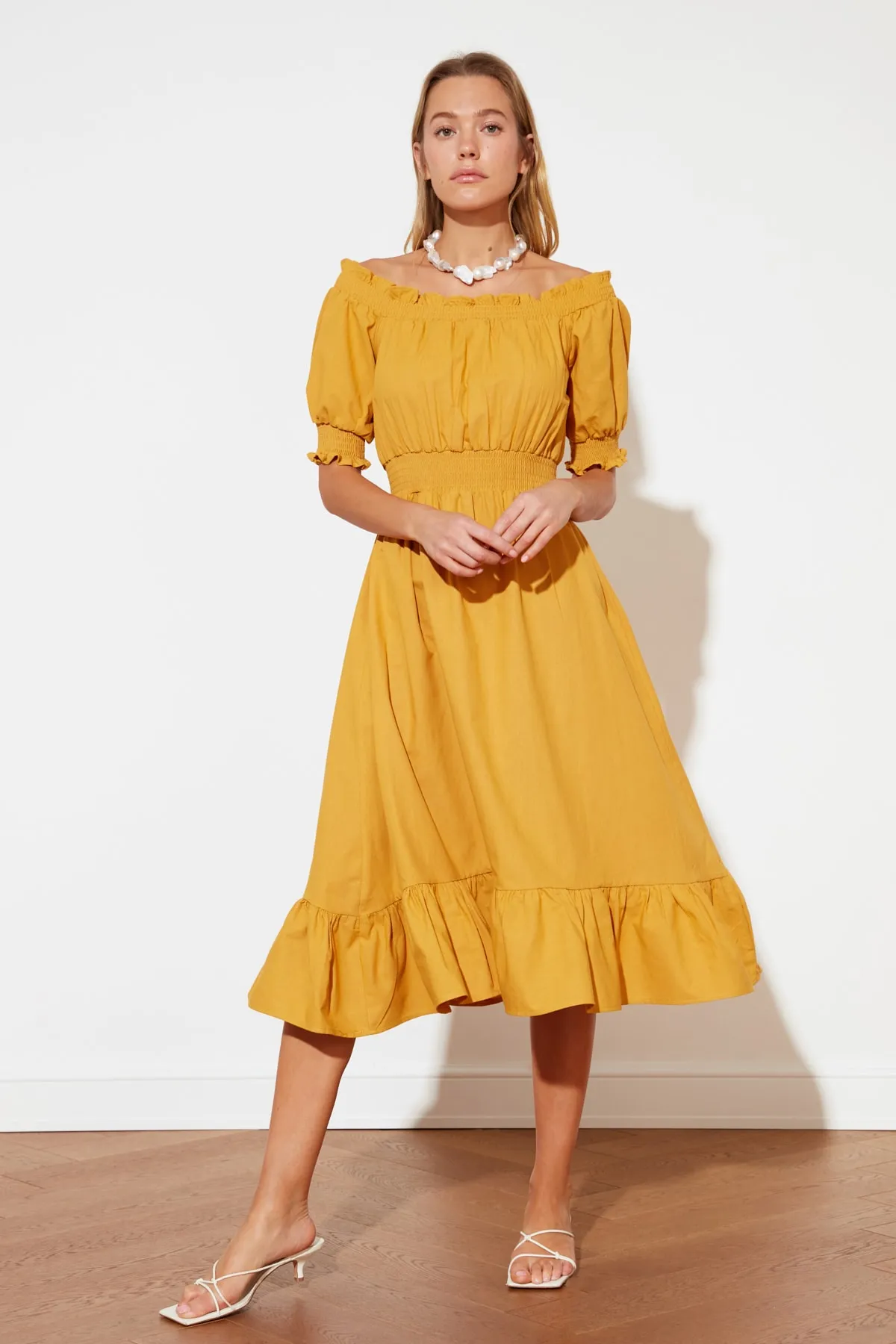 Trendyol Collection  Kamelfarbenes Midi-Gimped-Webkleid mit Taille TWOSS21EL1967