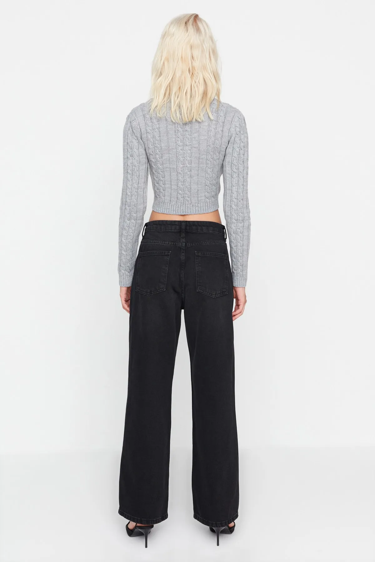 Trendyol Collection  Schwarze Petite-Jeans mit hoher Taille und weitem Bein TWOAW22JE0605