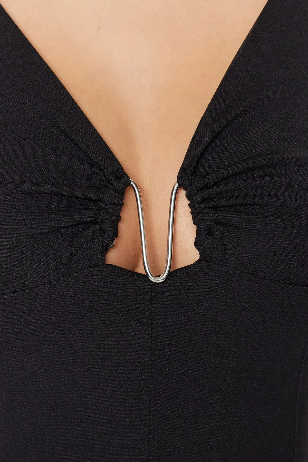 Trendyol Collection  Schwarzes, bauchfreies, gefüttertes Bustier mit gewebten Accessoires und Fenster-/Ausschnittdetail TPRSS23BS00028