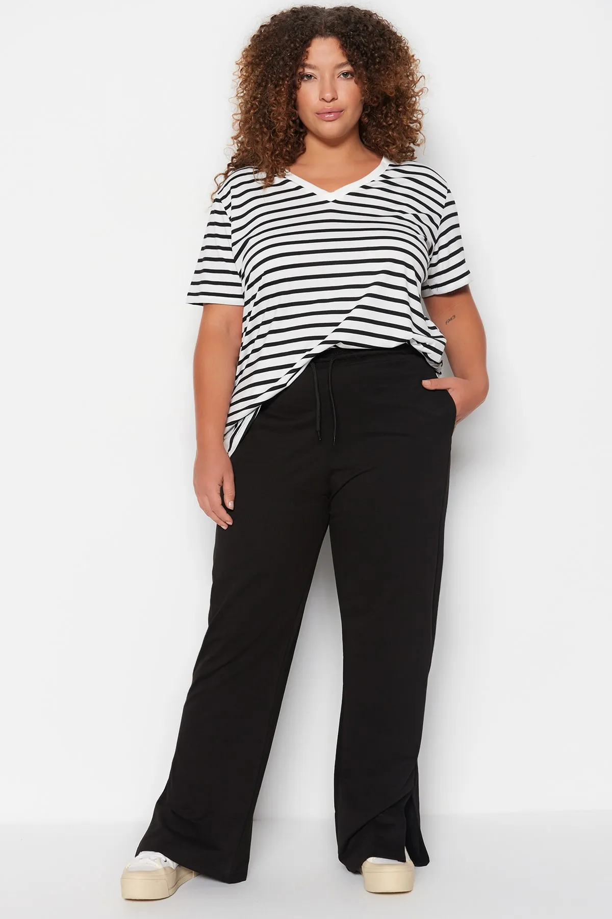 Trendyol Curve  Schwarze gerade geschnittene Strick-Jogginghose mit dünnem Schlitz TBBSS23AJ00003