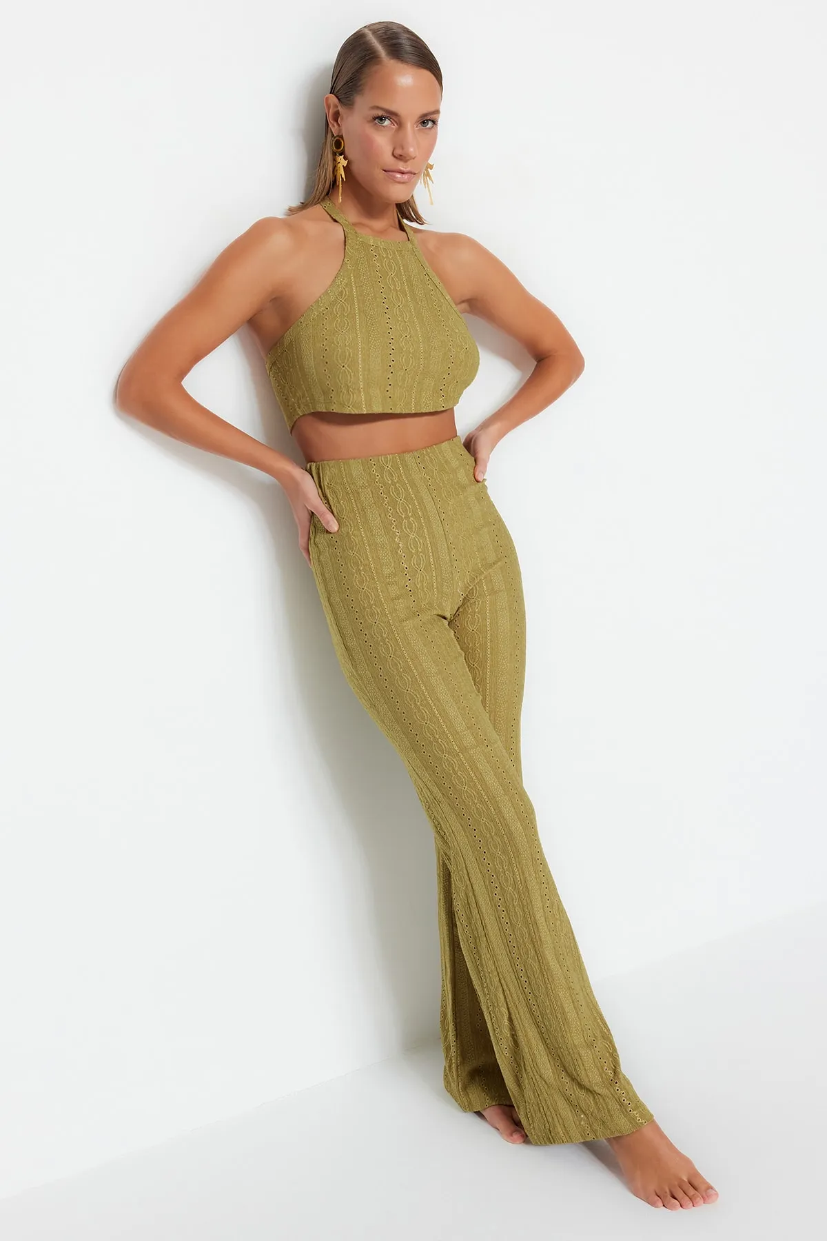 Trendyol Collection  Set aus gestrickter Spitzenbluse und Hose in Khaki TBESS23AU00038