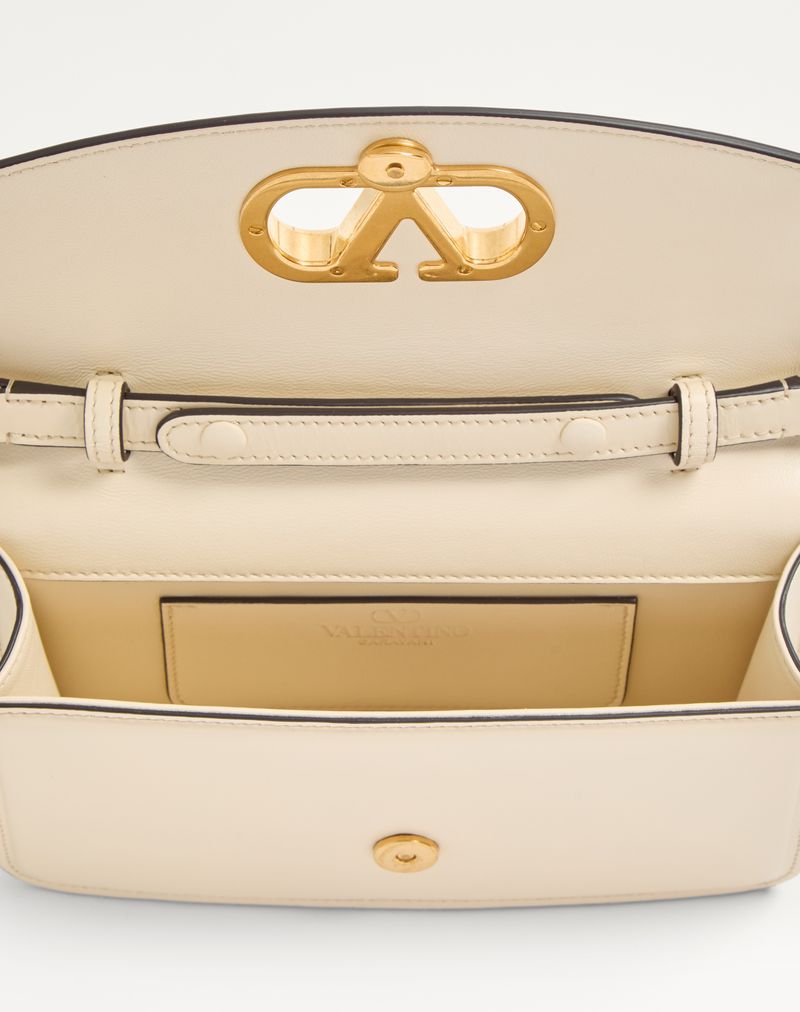 Clutch Vain da Valentino Garavani em couro de bezerro brilhante
