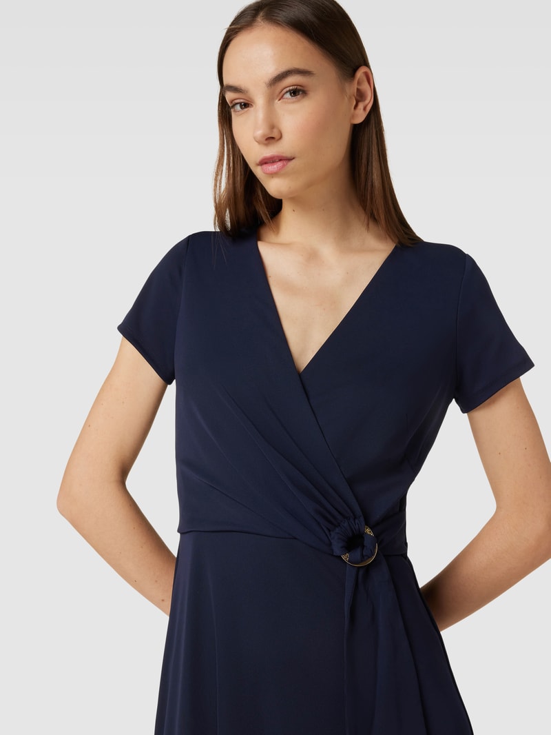 Knielanges Kleid mit V-Ausschnitt Modell 'KARLEE' in marineblau