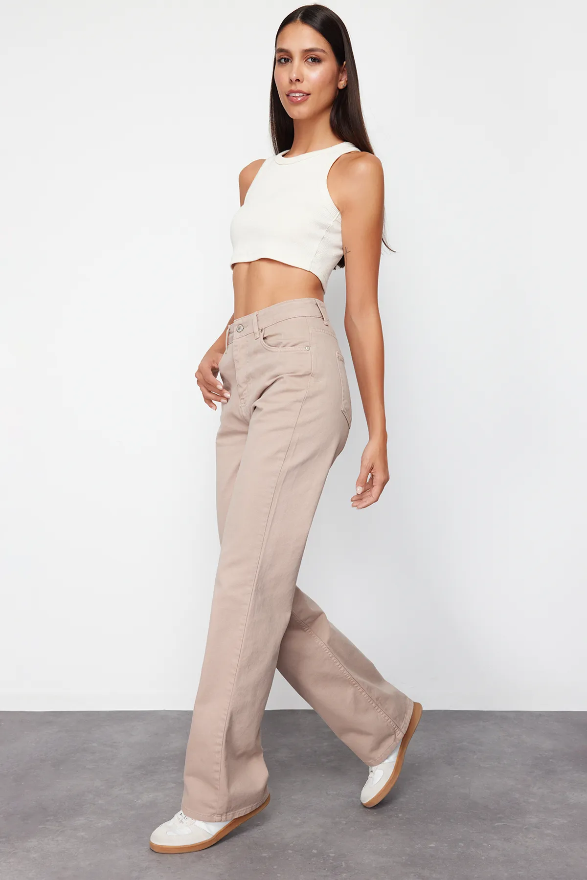 Trendyol Collection  Nerzfarbene Jeans mit weitem Bein und hoher Taille TWOSS23JE00068