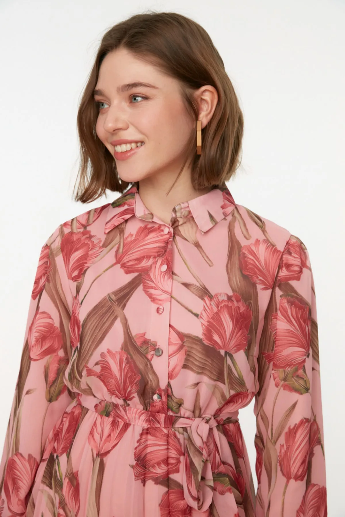 Trendyol Modest  Rosa Kleid aus gewebtem Chiffon mit Hemdkragen und Blumendruck, Gürtel, Futter TCTSS22EB0035