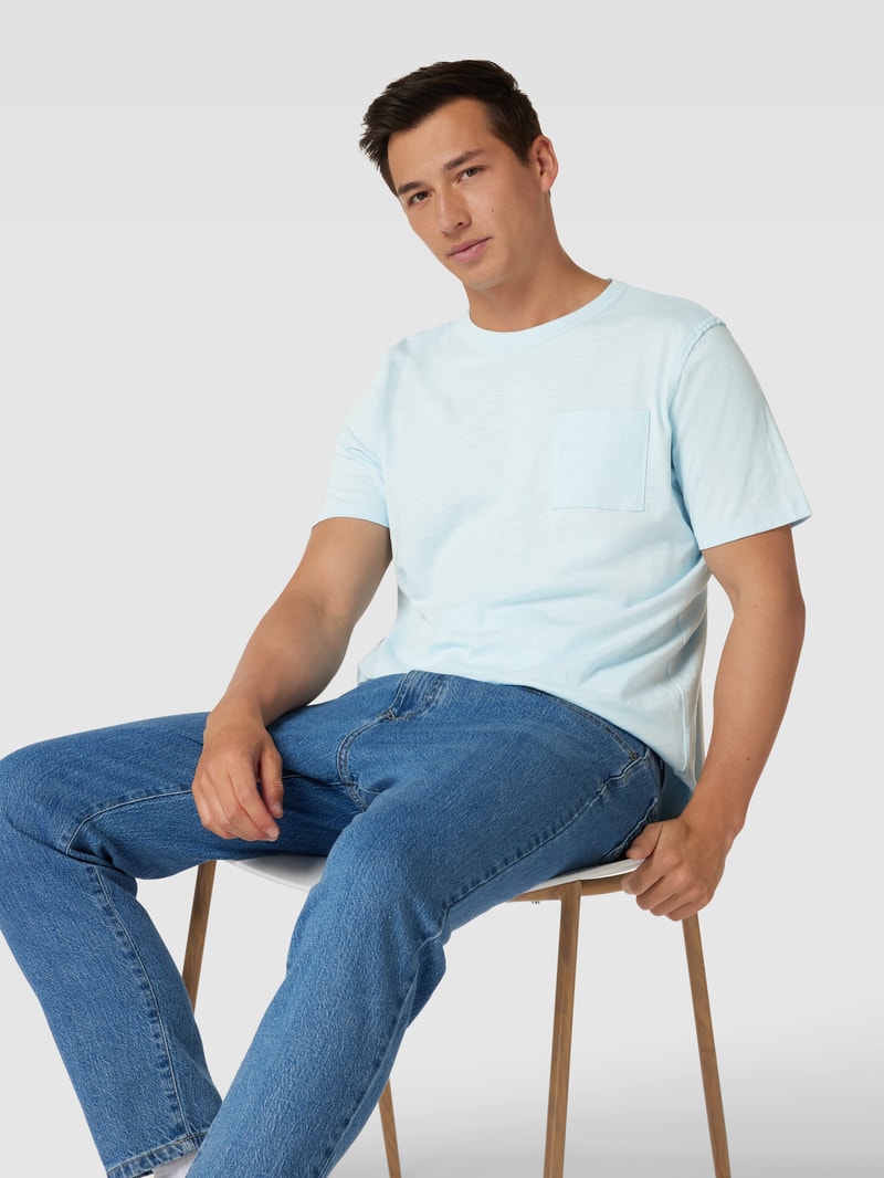 T-Shirt in melierter Optik mit Brusttasche in hellblau