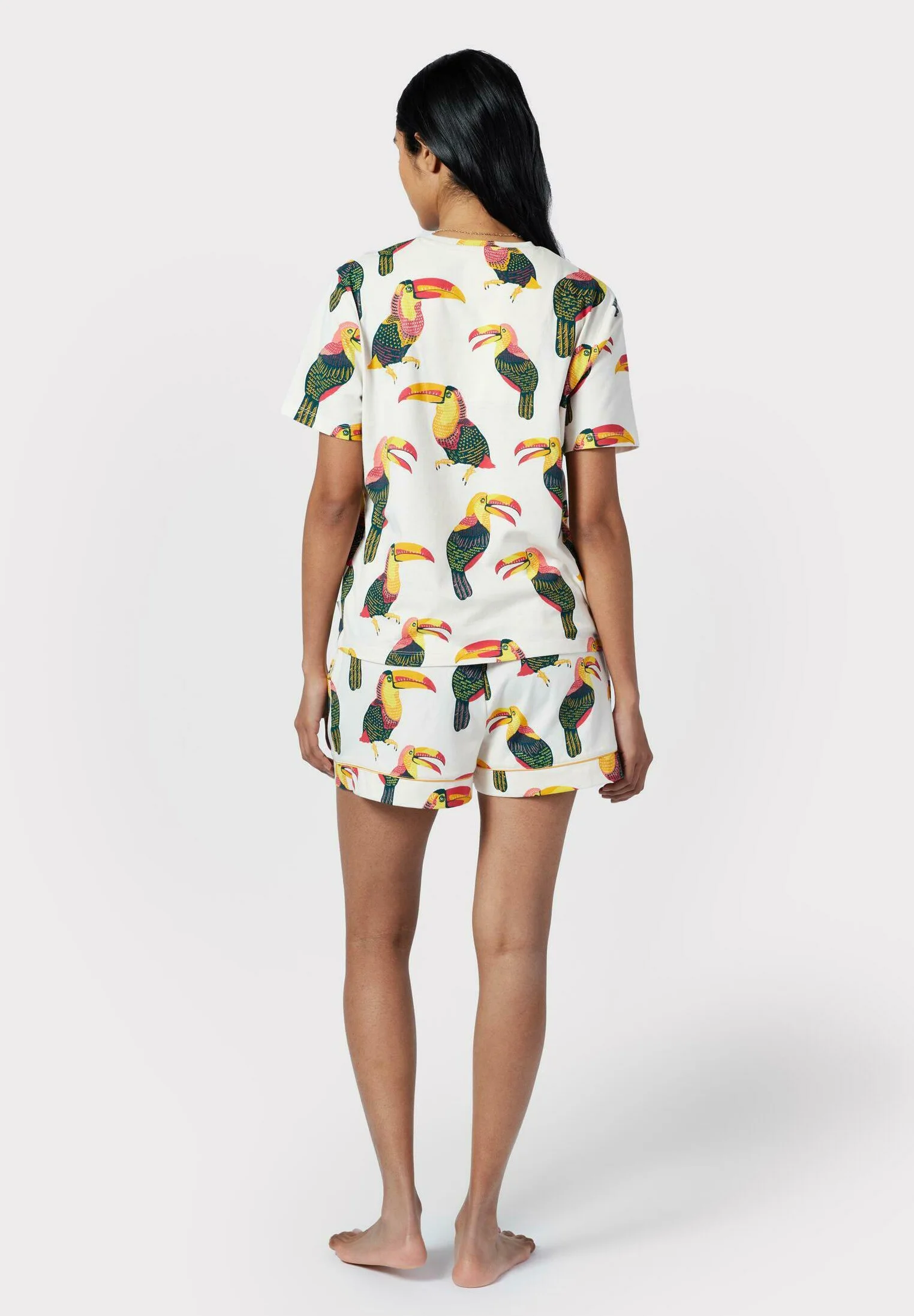 Conjunto de pijama con estampado de tucán de Chelsea Peers