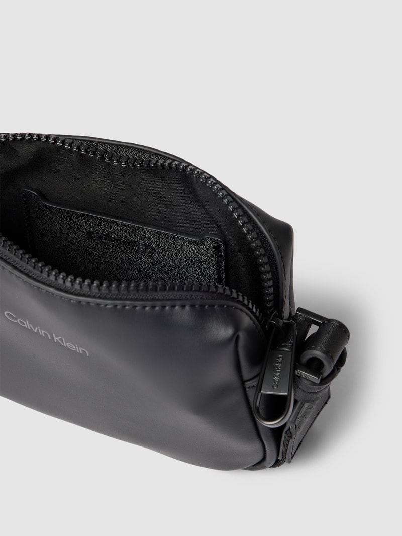 Umhängetasche mit Label-Details Modell 'CAMERA' in schwarz