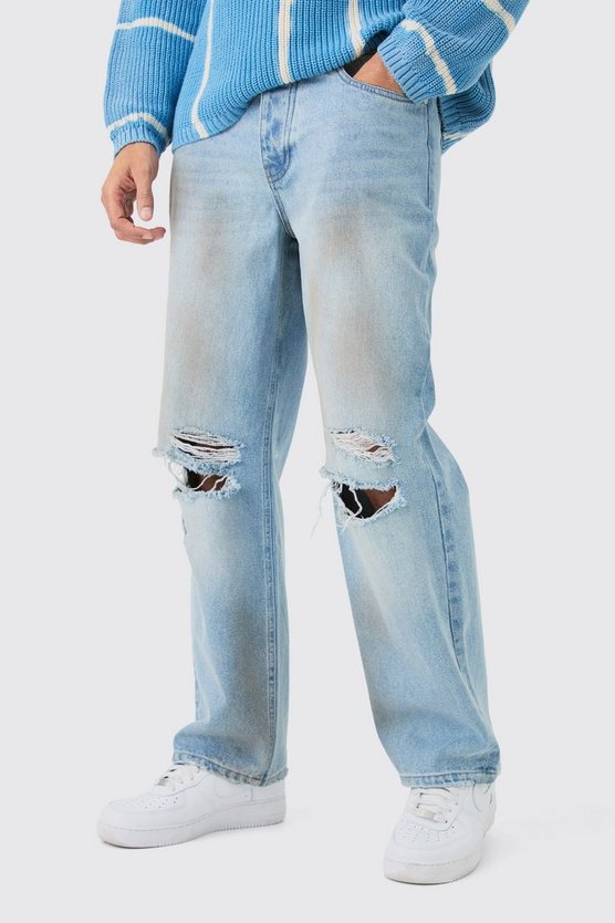 Lockere hellblaue Jeans mit Riss am Knie