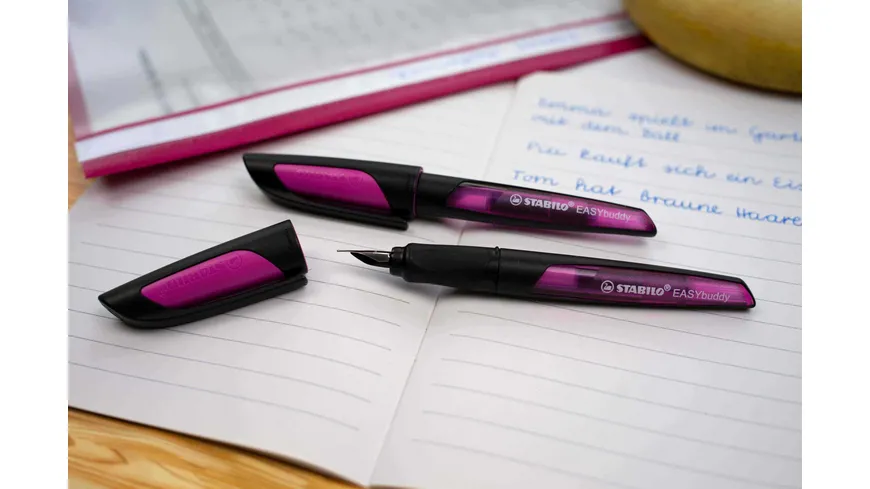 STABILO® EASYbuddy Füller mit Standart-Feder M in schwarz/magenta inklusive Patrone - Schreibfarbe blau (löschbar)