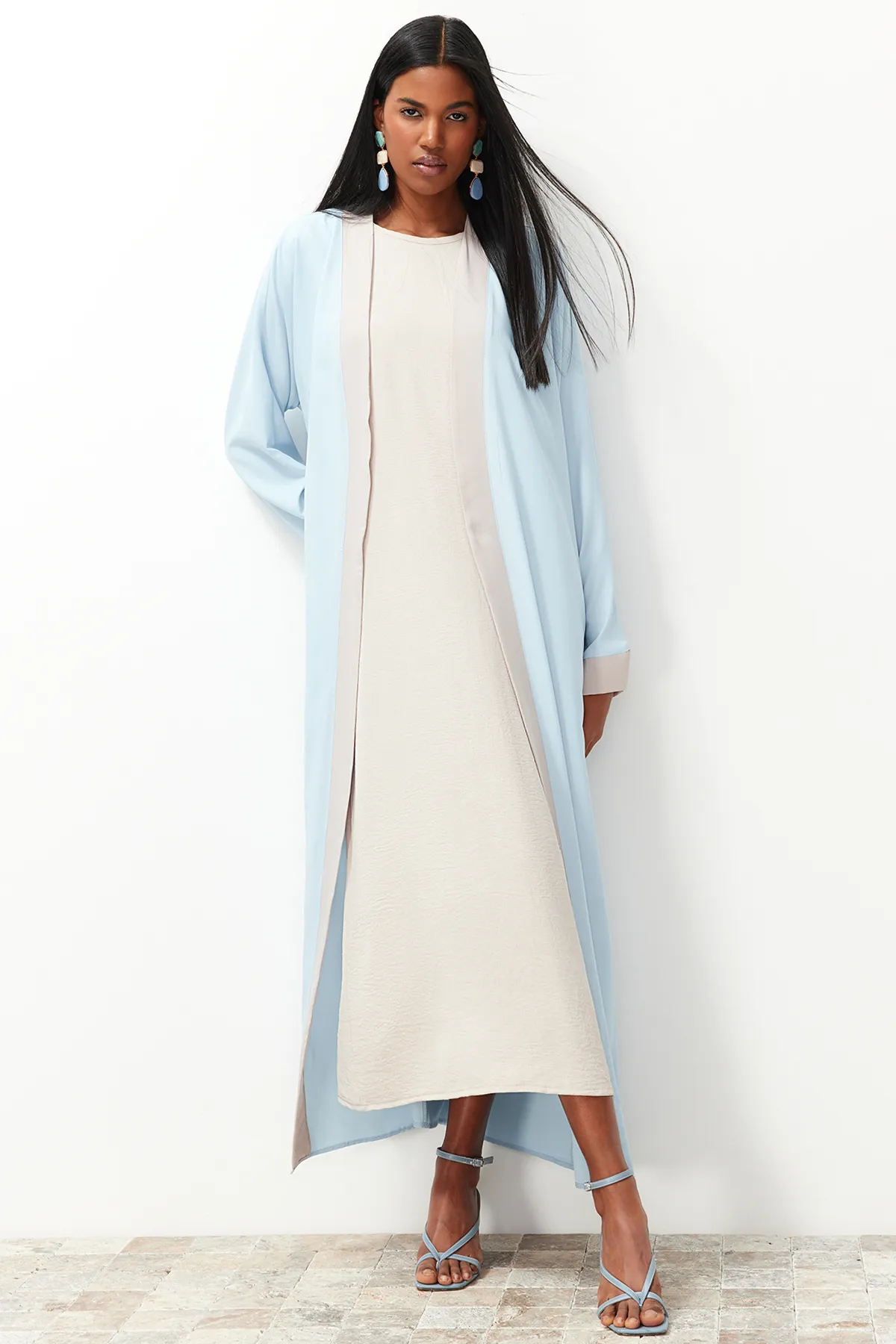 Trendyol Modest  Blaue, farblich blockierte, lange gewebte Kappe & Ferace & Abaya TCTSS24KF00009