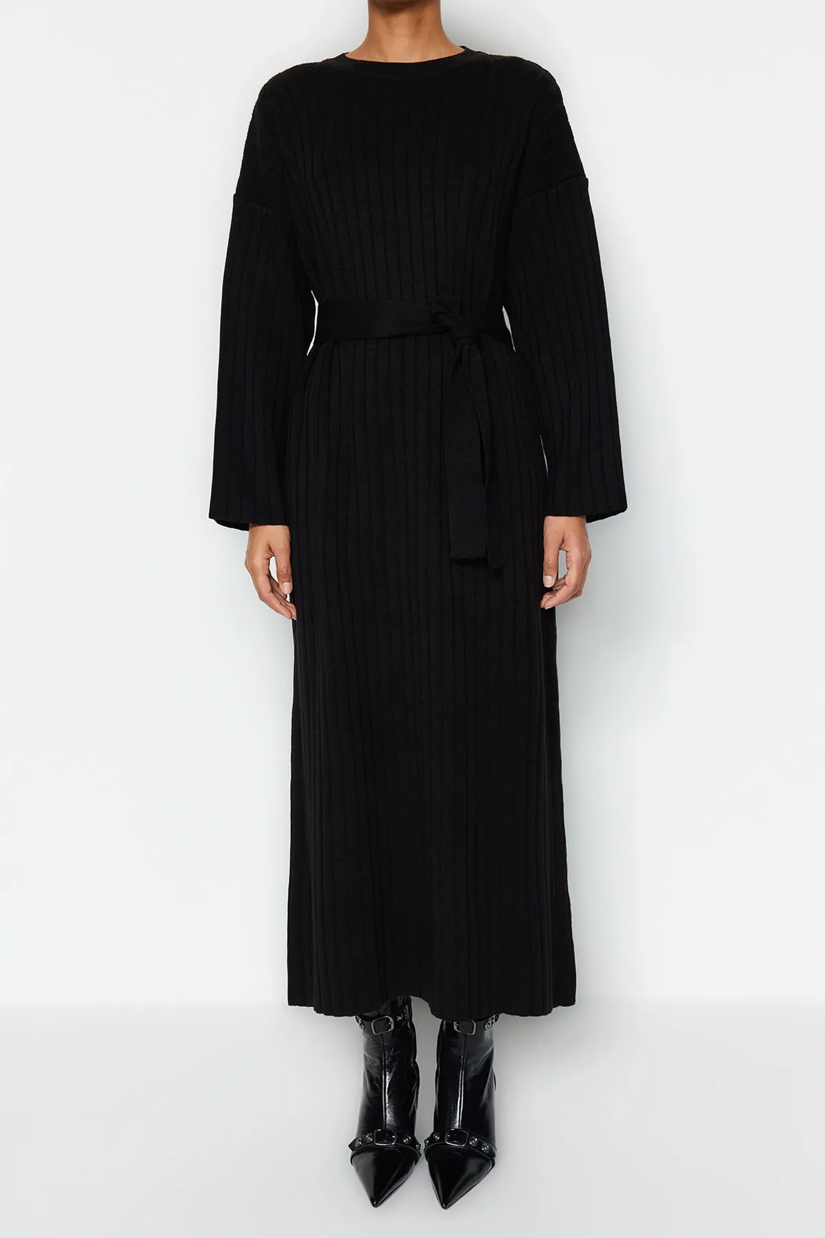 Trendyol Modest  Schwarzes Rippstrickkleid mit Gürtel TCTAW24EB00008