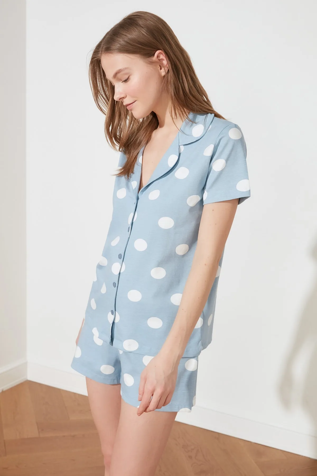 Trendyol Collection  Blaues, gestricktes Pyjama-Set mit gepunktetem Hemd und Shorts aus 100 % Baumwolle THMSS20PT0077