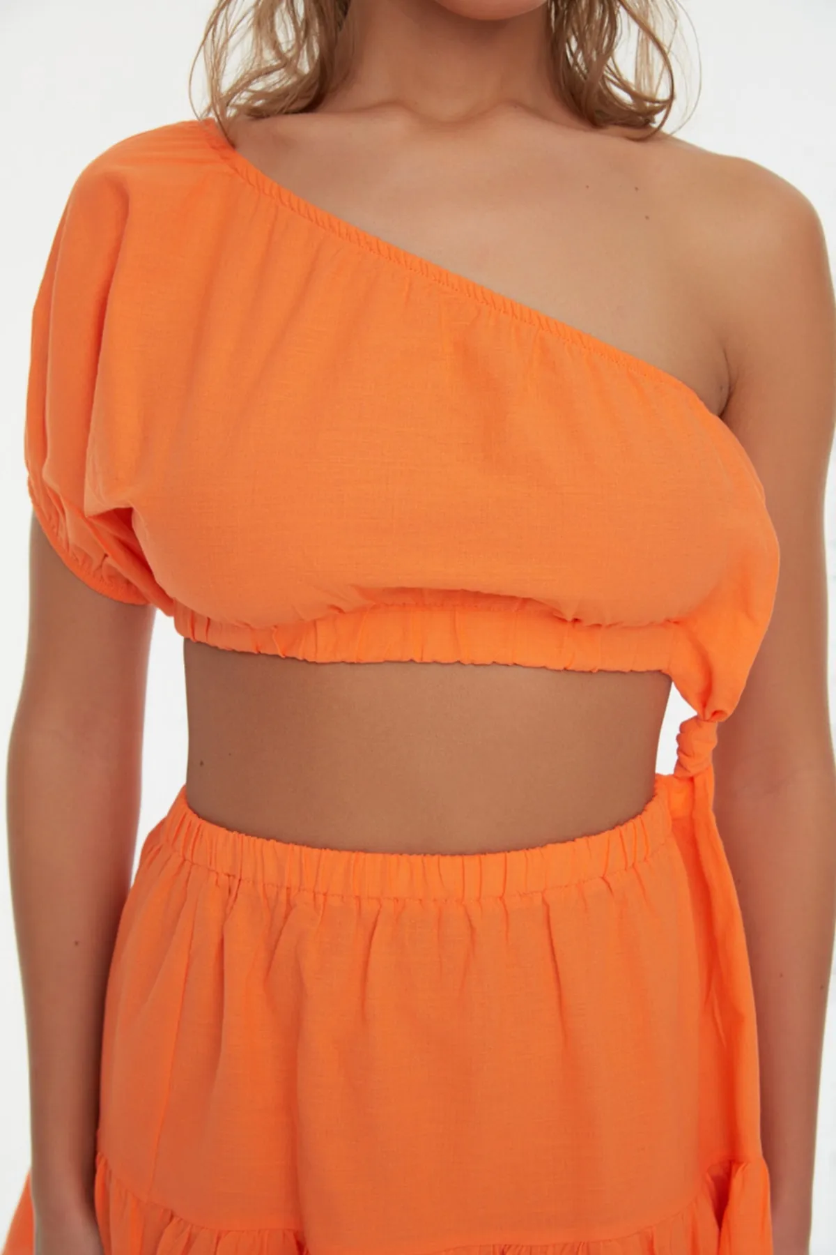 Trendyol Collection  Orangefarbenes One-Shoulder-Strandkleid mit Knotendetails TBESS22EL0046