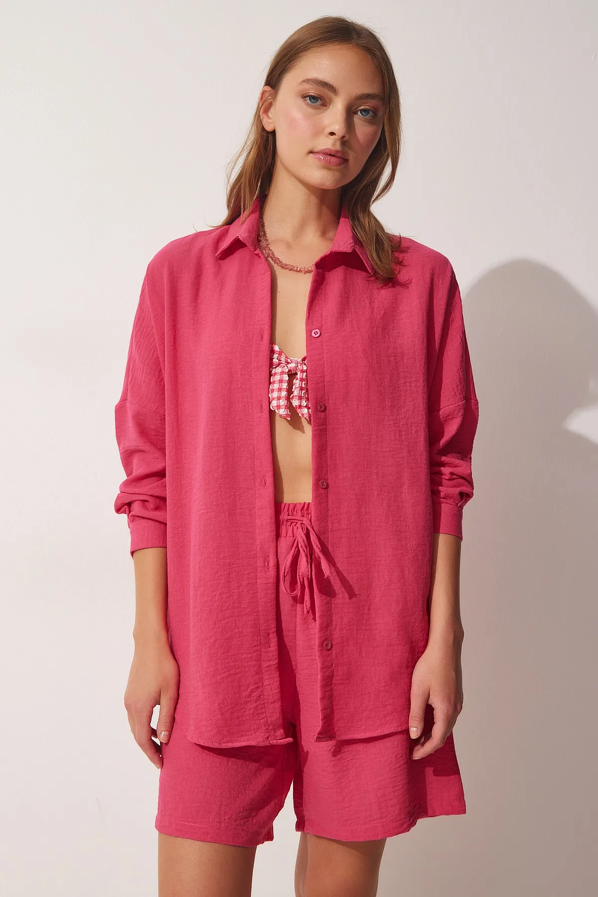 Happiness İstanbul  Dunkelrosa Sommer-Set aus Leinenhemd und Shorts für Damen DZ00087