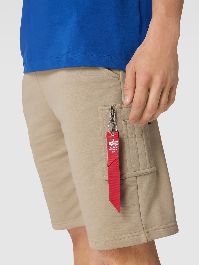 Shorts mit Label-Details in beige