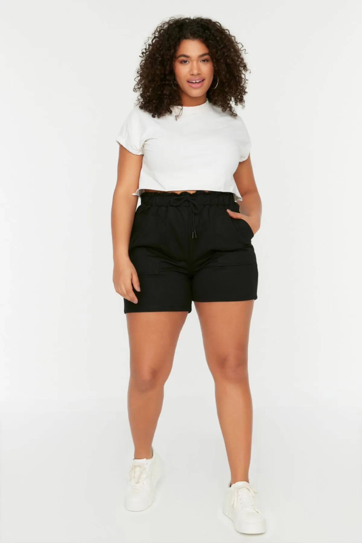 Trendyol Curve  Schwarze Strickshorts mit Taschendetail und Bermuda TBBSS22SR0541