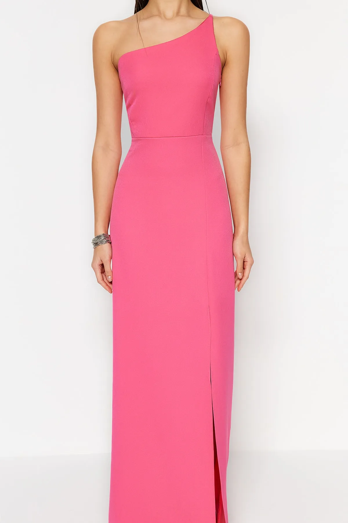 Trendyol Collection  Fuchsiafarbenes, figurbetontes, langes Abendkleid aus Webstoff TPRSS23AE00133