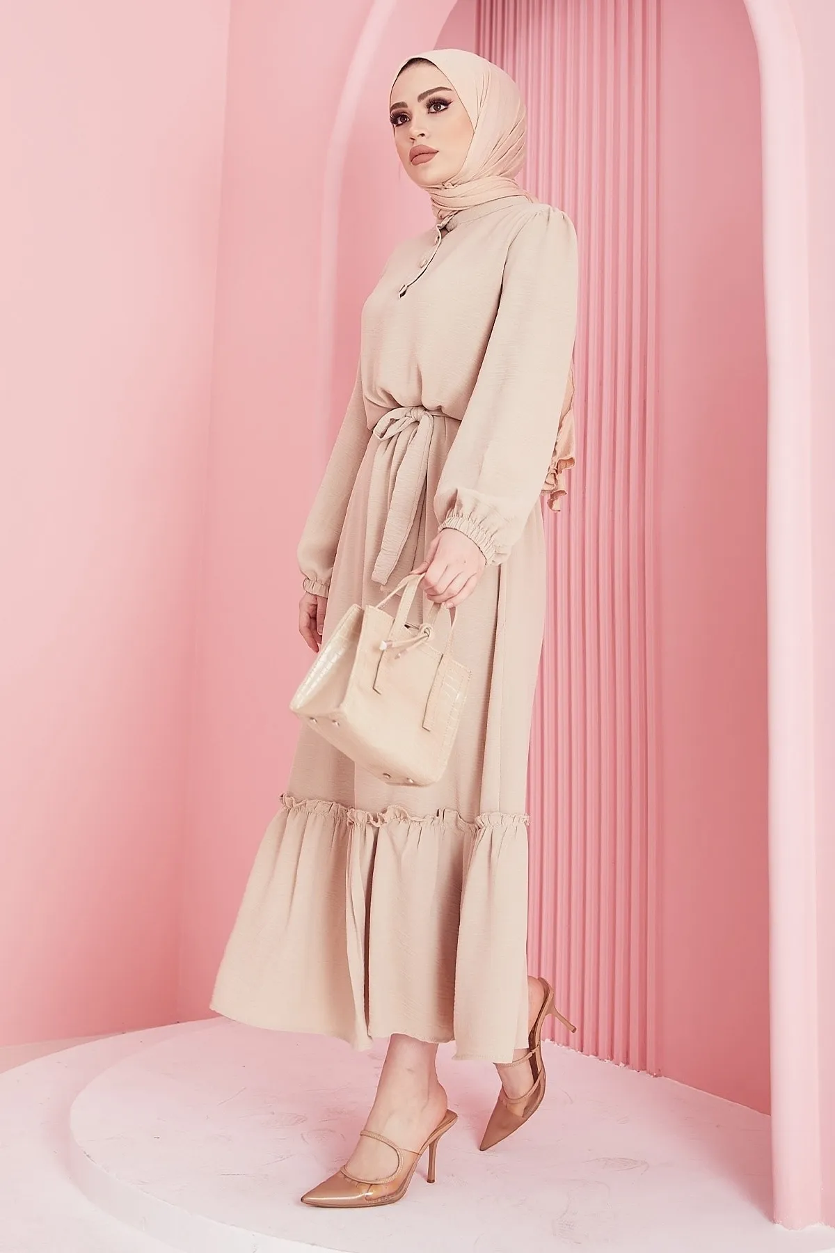 InStyle  Meyra Ayrobin Hijab-Kleid mit Knöpfen – Beige