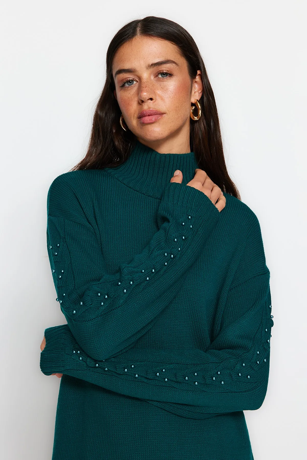 Trendyol Modest  Dunkelgrüner Strickpullover mit Perlendetails und Ärmeln TCTAW24AK00129