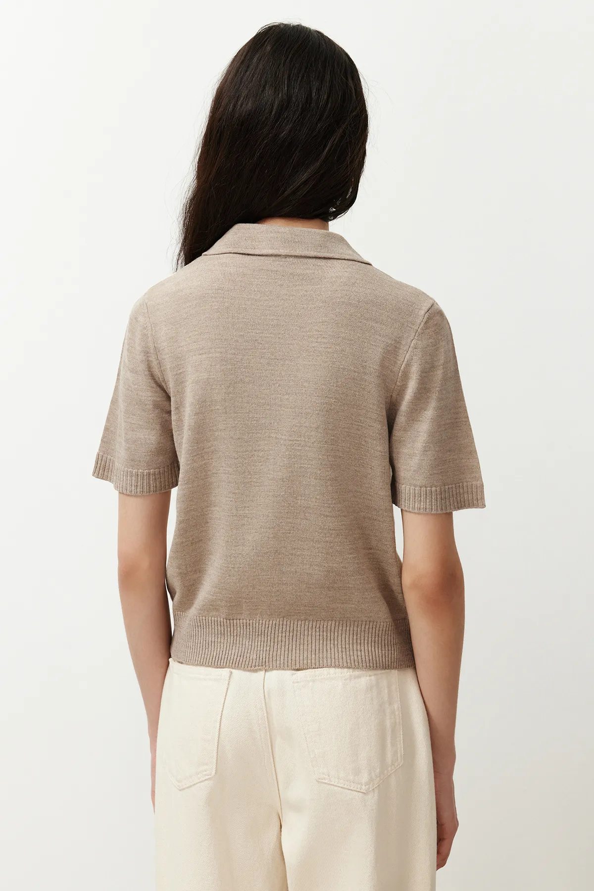 Trendyol Collection  Ecrufarbener Strickpullover mit Polokragen und Farbblock im T-Shirt-Look TWOSS24KZ00026
