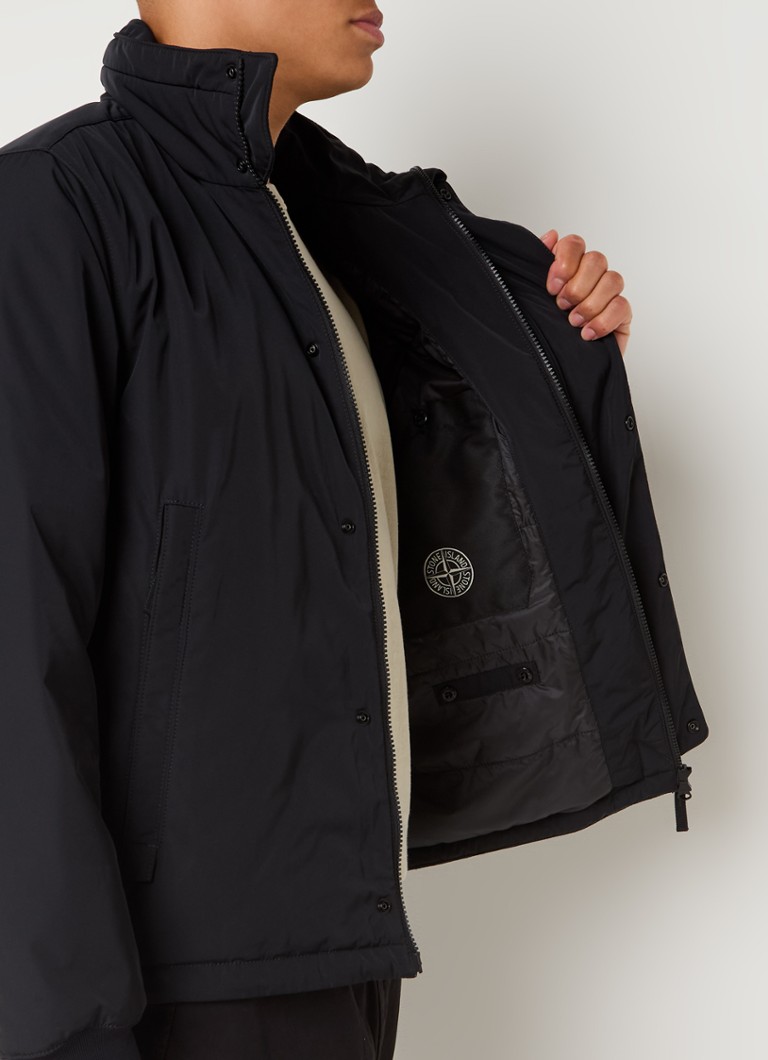 Μονωμένο μπουφάν Stone Island 43726 με πλαϊνές τσέπες και πτυσσόμενη κουκούλα
