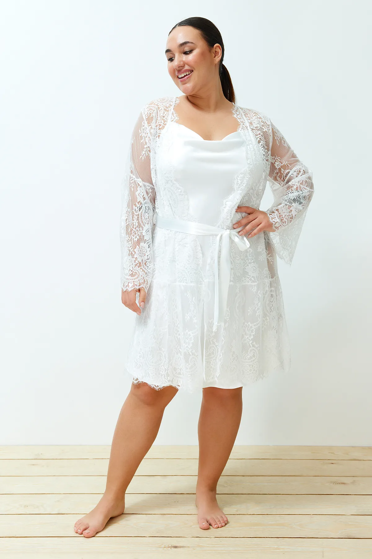 Trendyol Curve  Weißer, gestrickter Brautkleid aus Spitze mit Gürtel TBBSS24SB00002