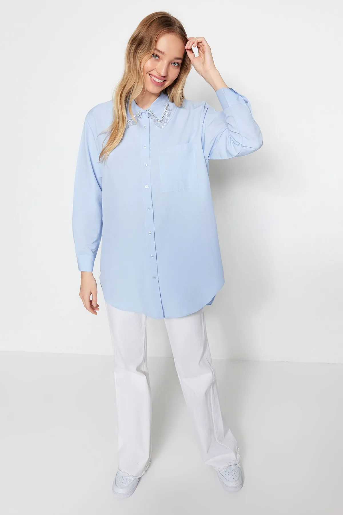 Trendyol Modest  Blaues Hemd aus gewebter Baumwolle mit Kragen und Accessoire-Details TCTSS23TG00014