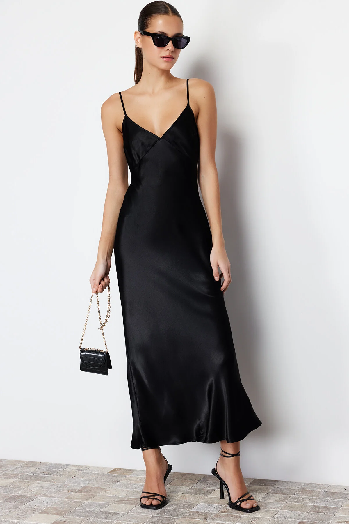 Trendyol Collection  Schwarzes, gerade geschnittenes Maxi-Webkleid mit Trägern TWOSS24EL00163