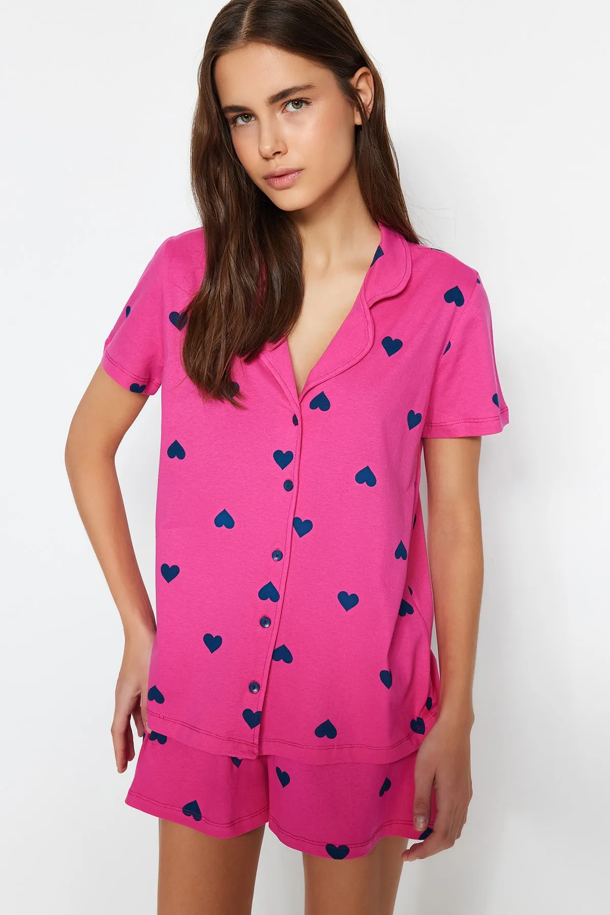 Trendyol Collection  Rosa gestricktes Pyjama-Set mit Hemd und Shorts aus 100 % Baumwolle mit Herzmuster THMSS21PT0756