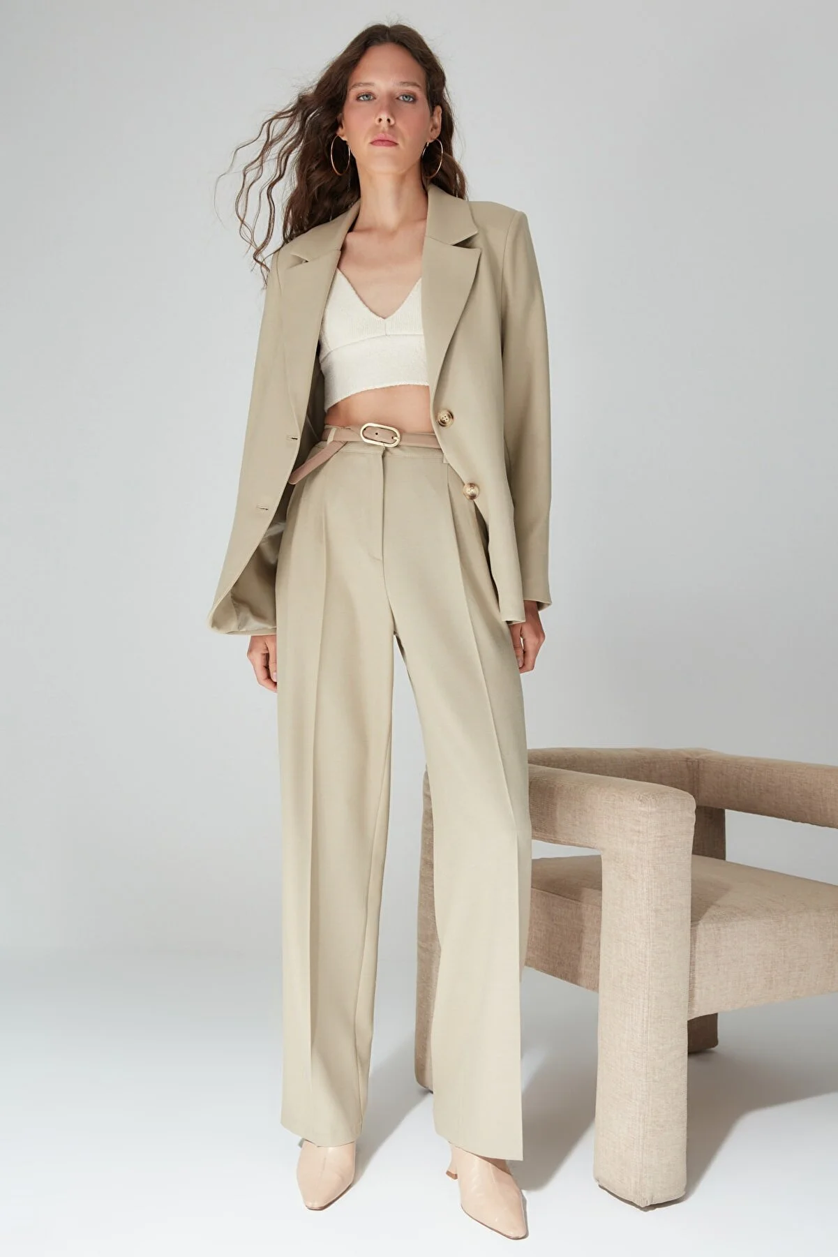 Trendyol Collection  Limited Edition – gerade/gerade geschnittene, plissierte Webhose in Nerzfarben TWOAW23PL00401