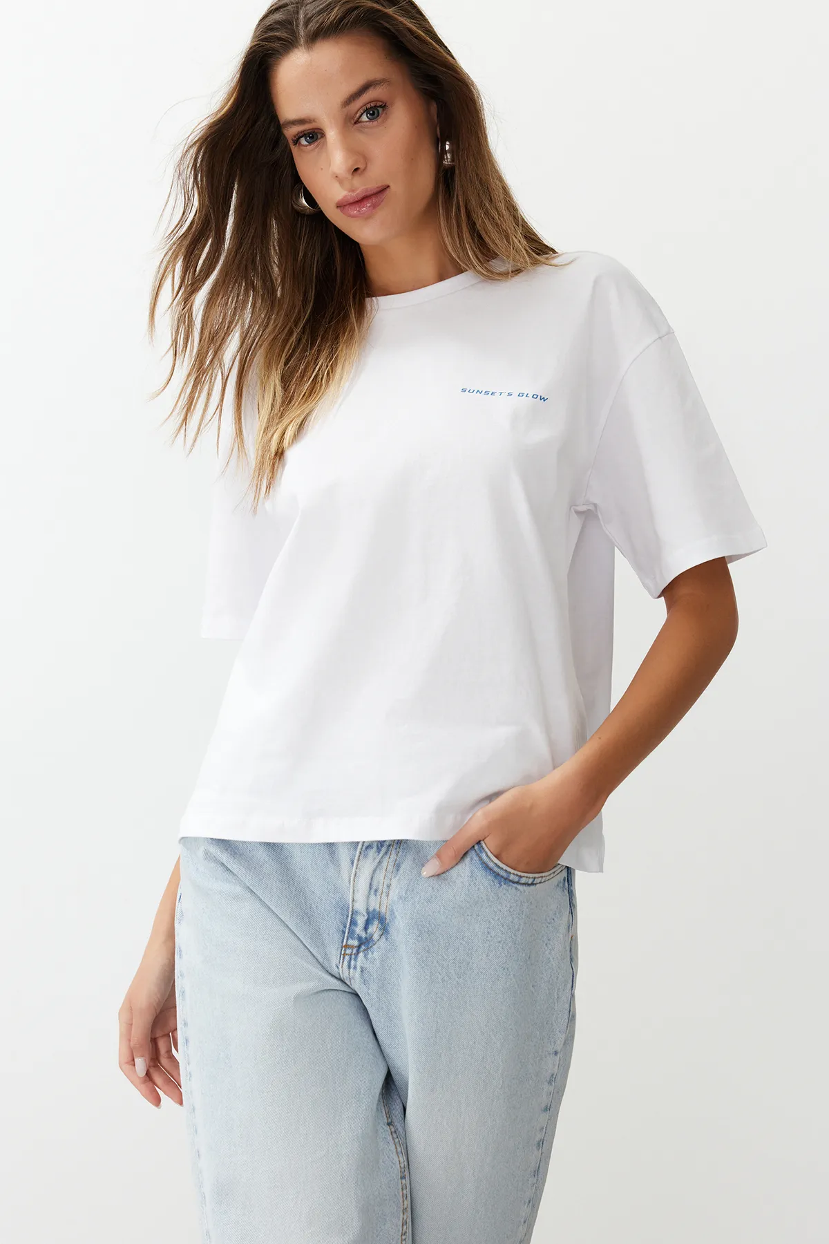 Trendyol Collection  Weißes, bedrucktes Premium-Strick-T-Shirt aus 100 % Baumwolle mit entspannter/bequemer Passform TWOSS24TS00172