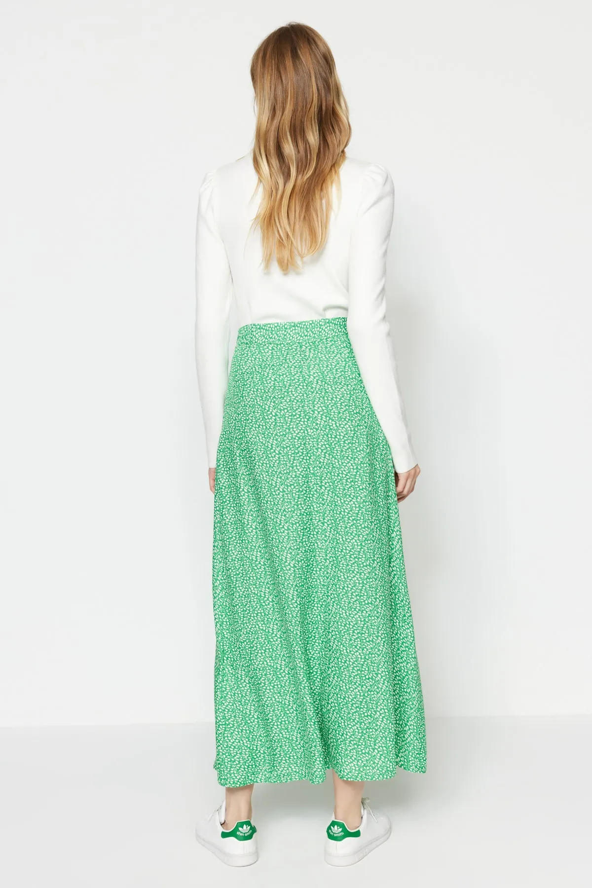 Trendyol Modest  Grüner ausgestellter Rock aus Viskosegewebe mit Blumendruck TCTSS21ET0497
