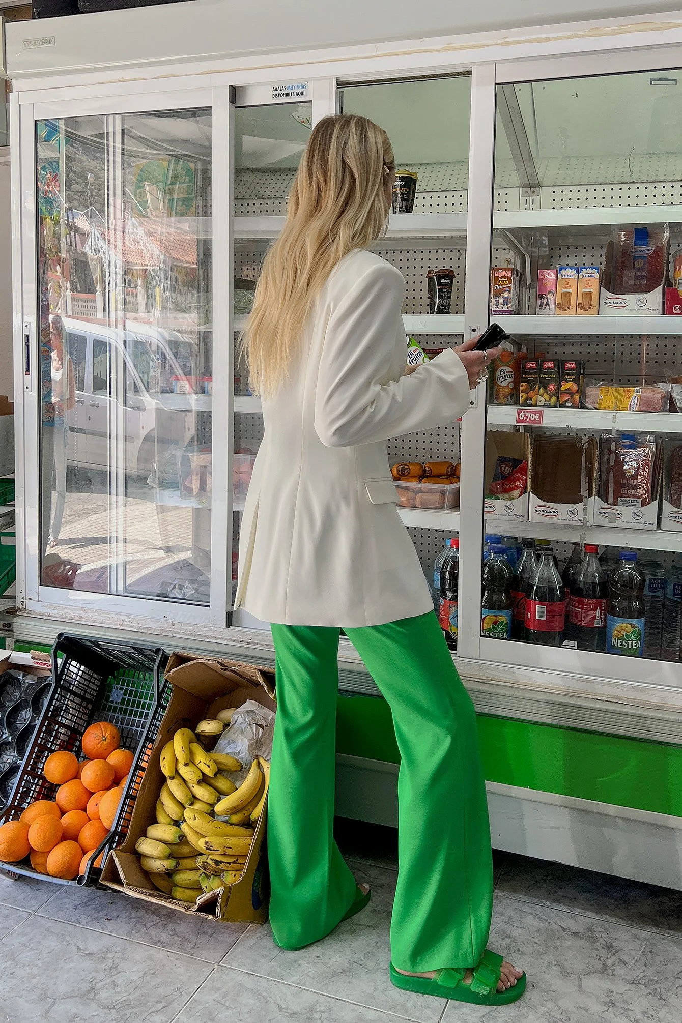 Figurbetonte, ausgestellte Anzughose aus Recyclingmaterial