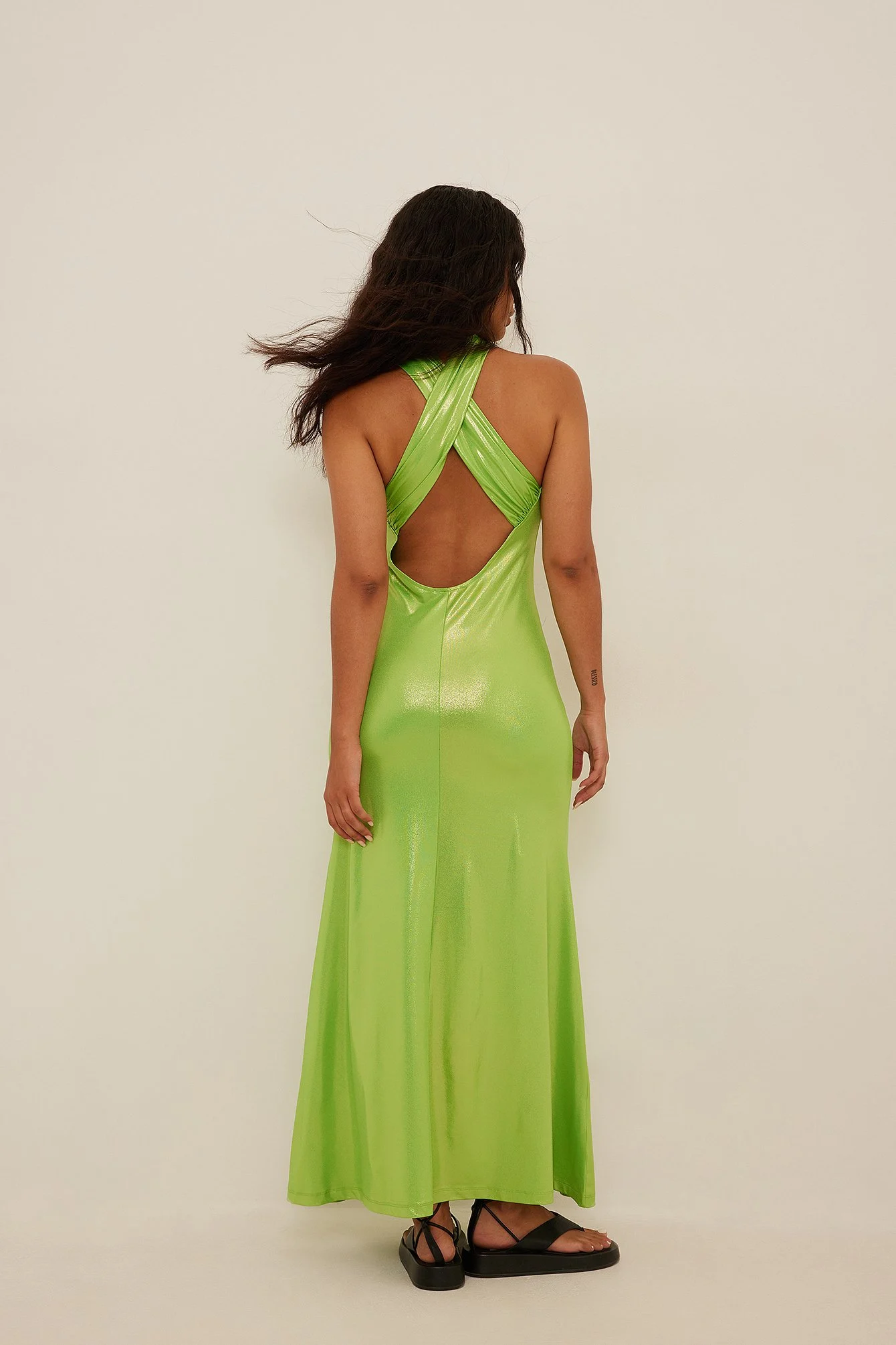 Glänzendes Crossover-Maxikleid