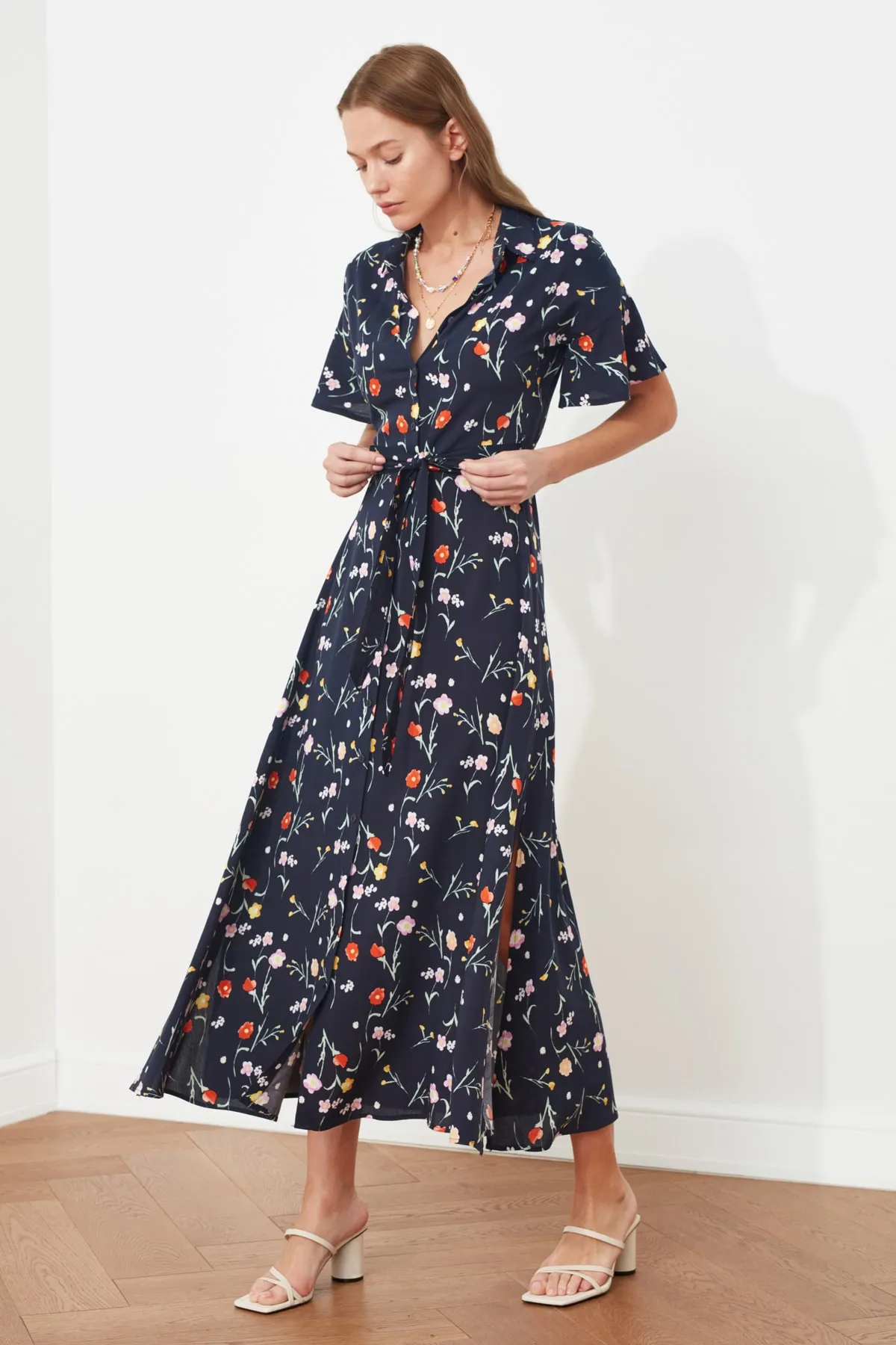 Trendyol Collection  Marineblaues, gewebtes Midi-Hemdkleid mit Schlitz und Blumendruck und Gürtel TWOSS20EL2822