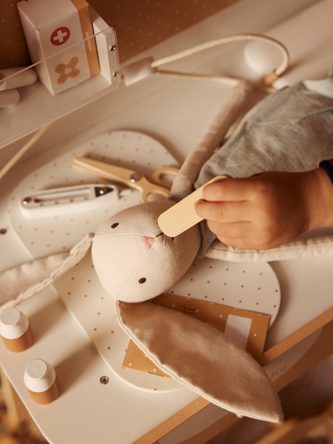 Vertbaudet Kinder Spieltisch KINDERARZTPRAXIS, Holz FSC - weiß