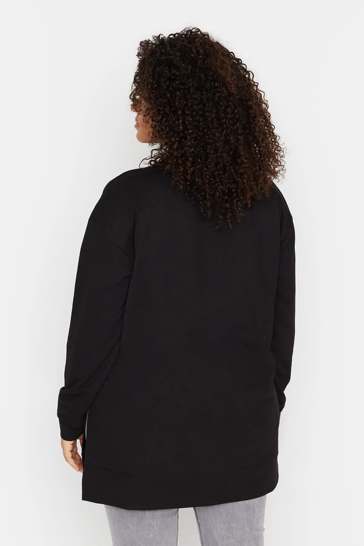 Trendyol Curve  Schwarzes, dünnes, detailliertes Strick-Sweatshirt mit Schlitz TBSSS22SW0173