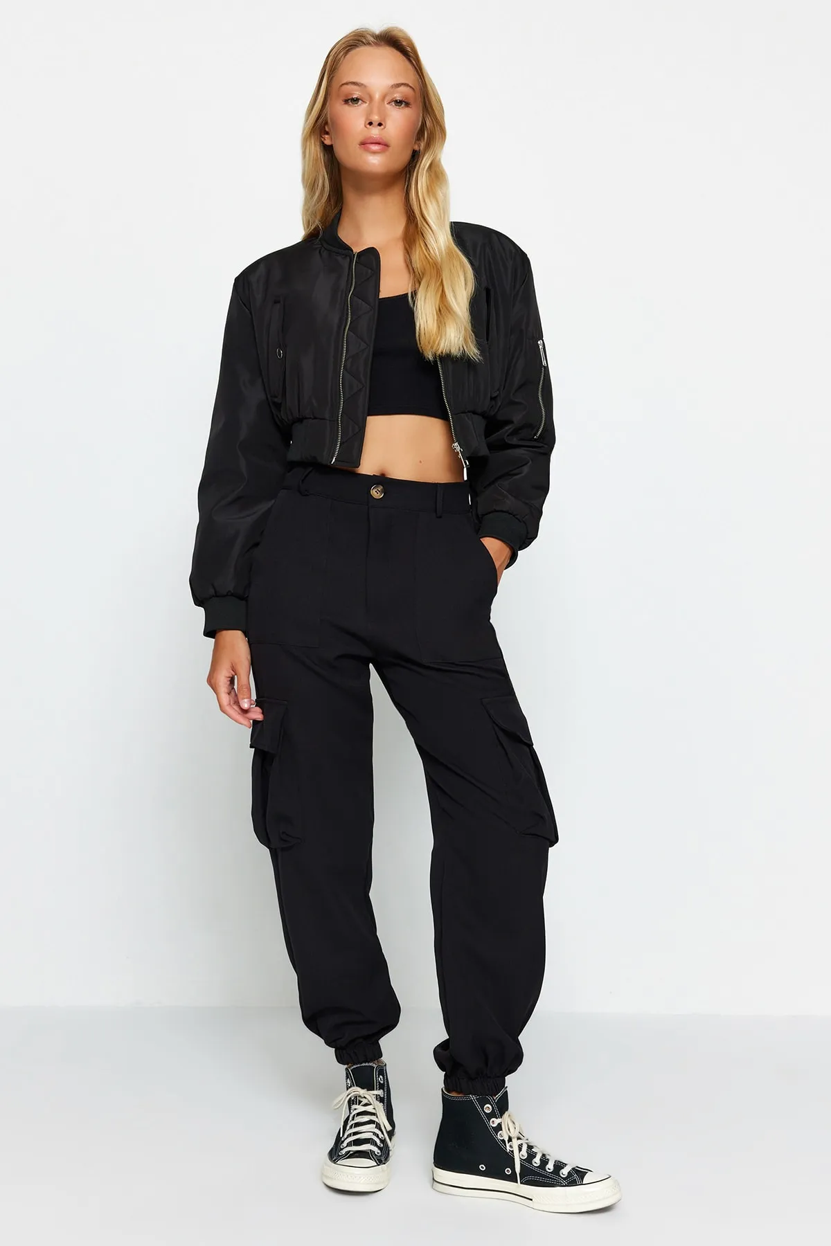 Trendyol Collection  Schwarze gewebte Hose mit Cargotaschen TWOAW24PL00234