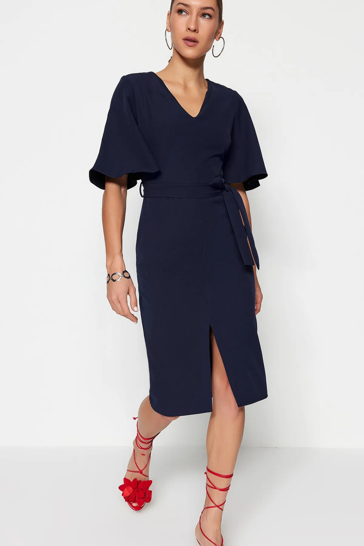 Trendyol Collection  Marineblaues, figurbetontes, gewebtes Schlitzkleid mit Gürtel und Gürtel TOFAW19BB0167