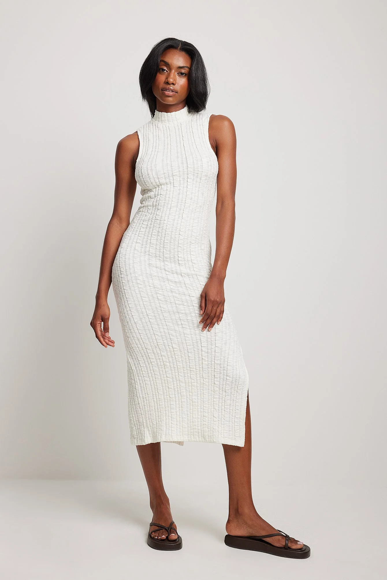 Strukturiertes Midikleid mit Schlitzdetail