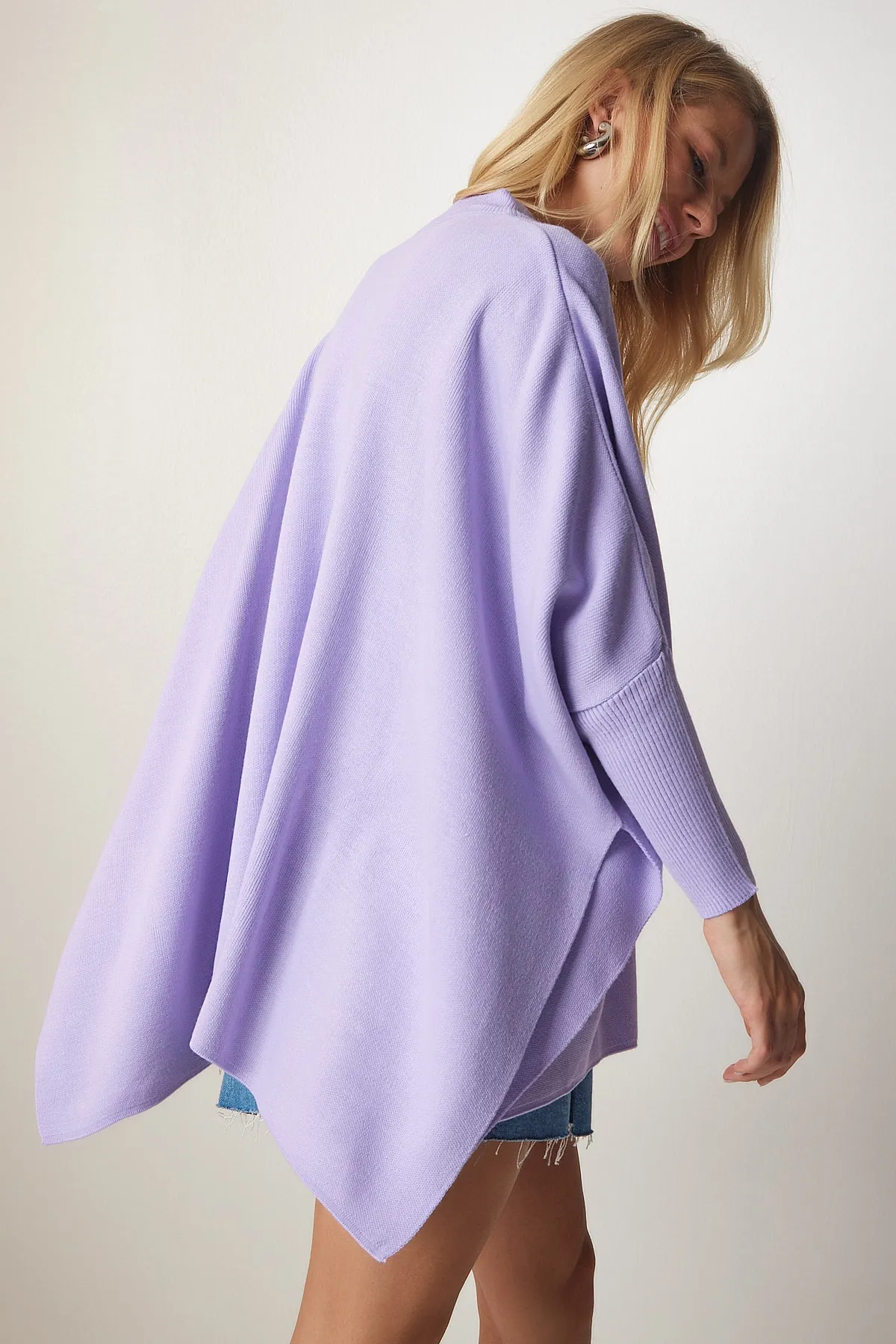 Happiness İstanbul  Lilafarbenes Oversize-Poncho-Sweatshirt mit Seitenschlitz für Damen YY00005