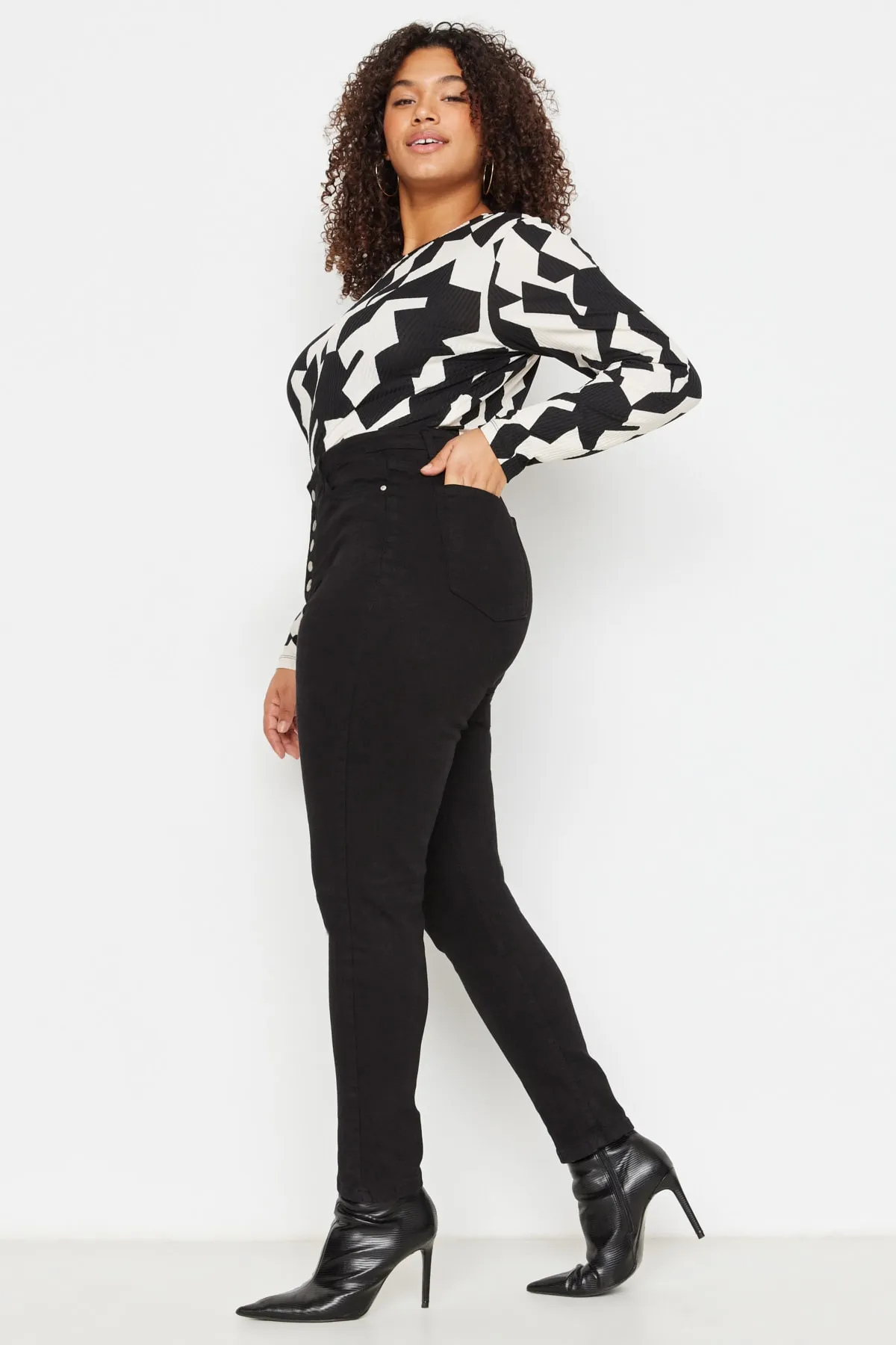Trendyol Curve  Schwarze Skinny-Jeans mit hoher Taille und Knopfleiste vorne TBSSS22JE0373