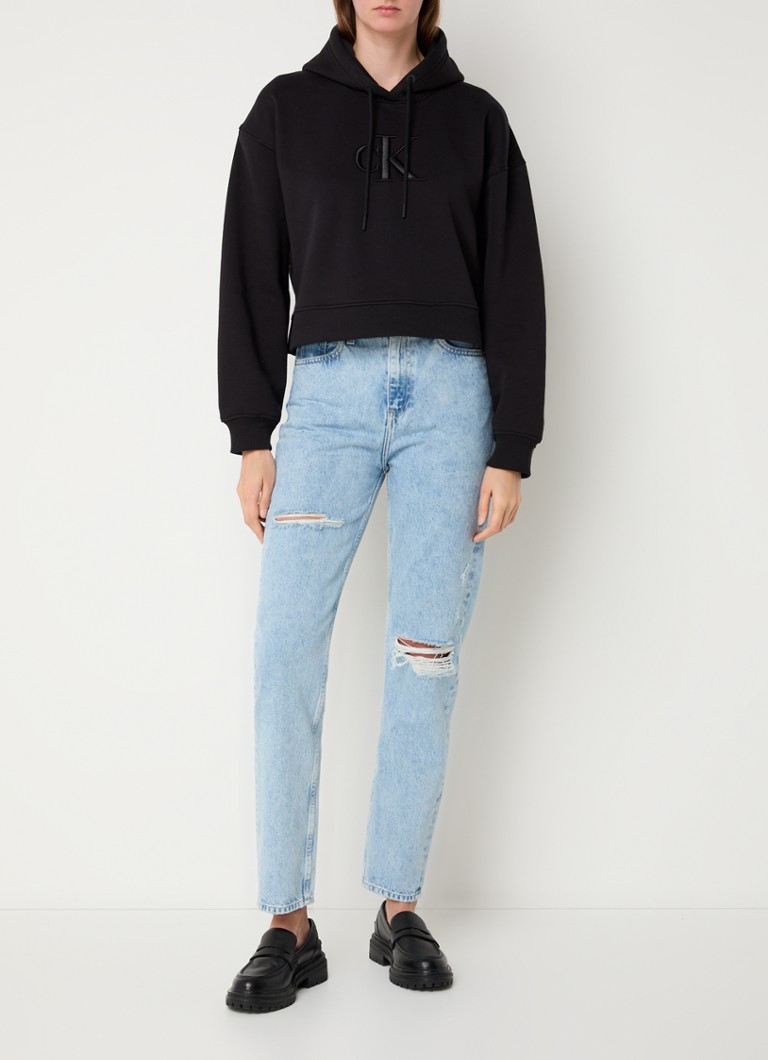 Calvin Kleinin lyhyt huppari, jossa logobrodeeraus